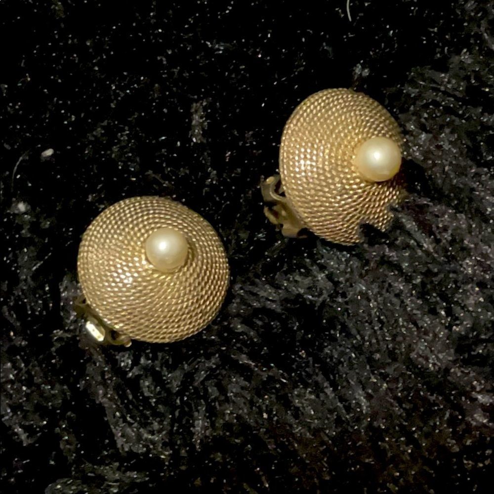 Clip on earrings, gold with pearl center